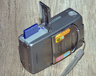 Konica Digital Revio KD-400Z C. Zahn - Digitalkamera-Museum