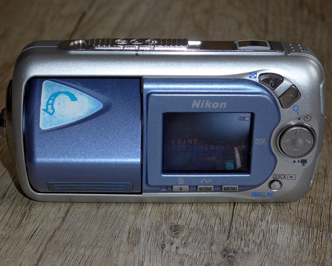 Nikon Coolpix 2500 C. Zahn DigitalkameraMuseum